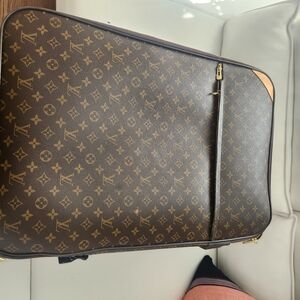 Louis vuitton lagage 26' H 18' W Deep 8'